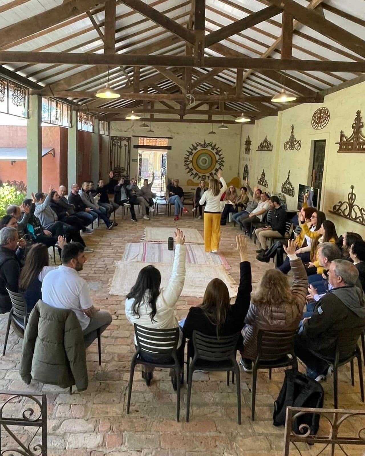 Rubia Gouveia facilitando um treinamento sobre comunicação